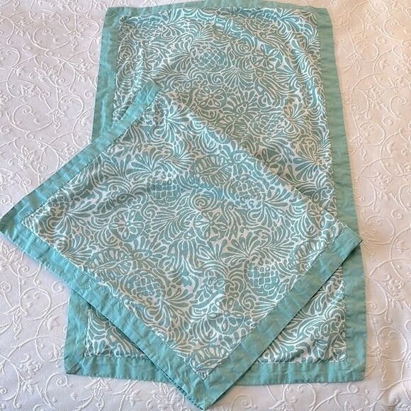 2 Tommy Bahama King Size Turquoise and‎ White Tropical / Pineapple Print Shams - Picture 1 of 5
